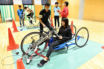 両選手にも競技体験をしていただいた様子の写真2