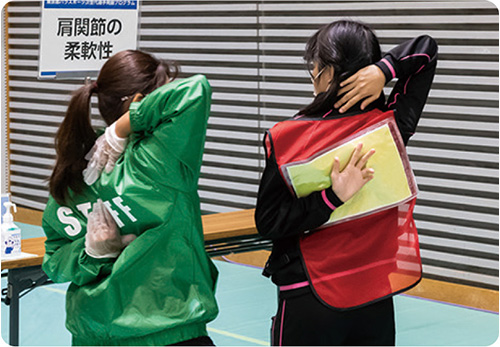 肩関節の柔軟性測定の写真