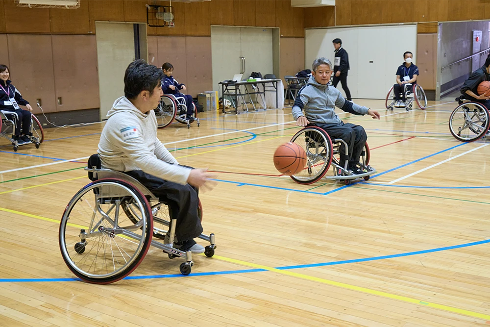 参加者がバスケットボール用車いす体験中の写真