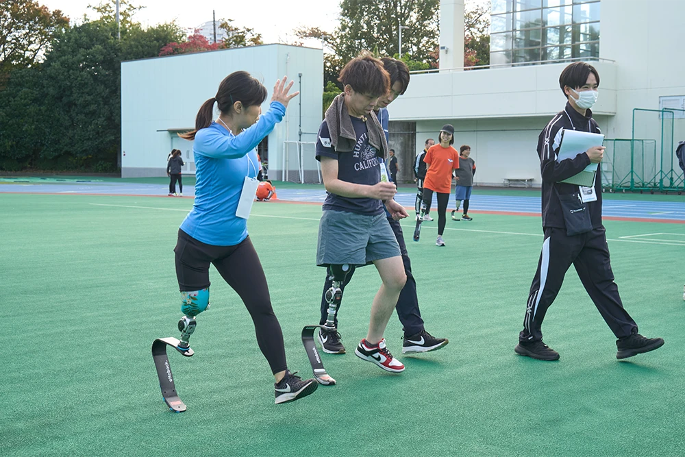 義足での歩き方の個別指導を行っている写真