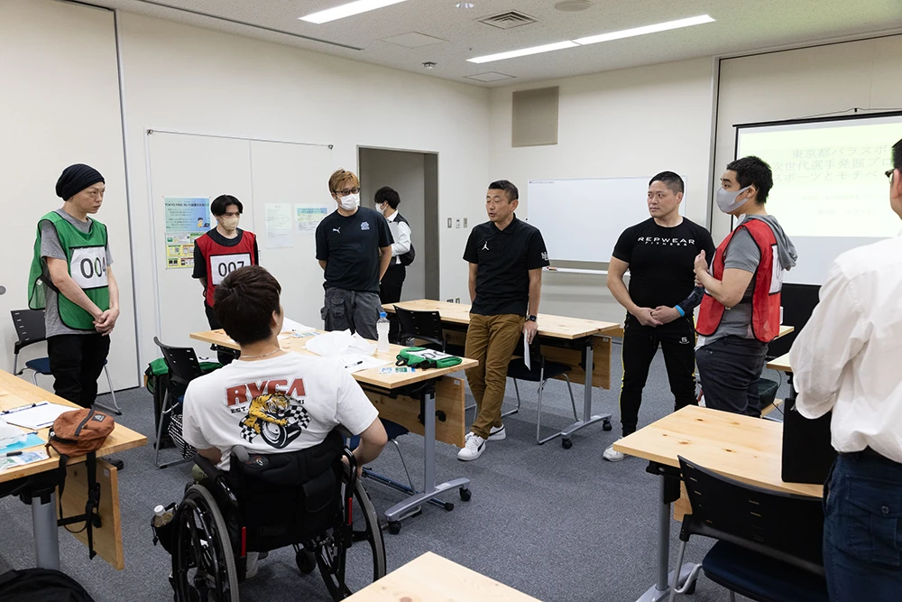 参加者と講師の方が話し合う講習会中の様子