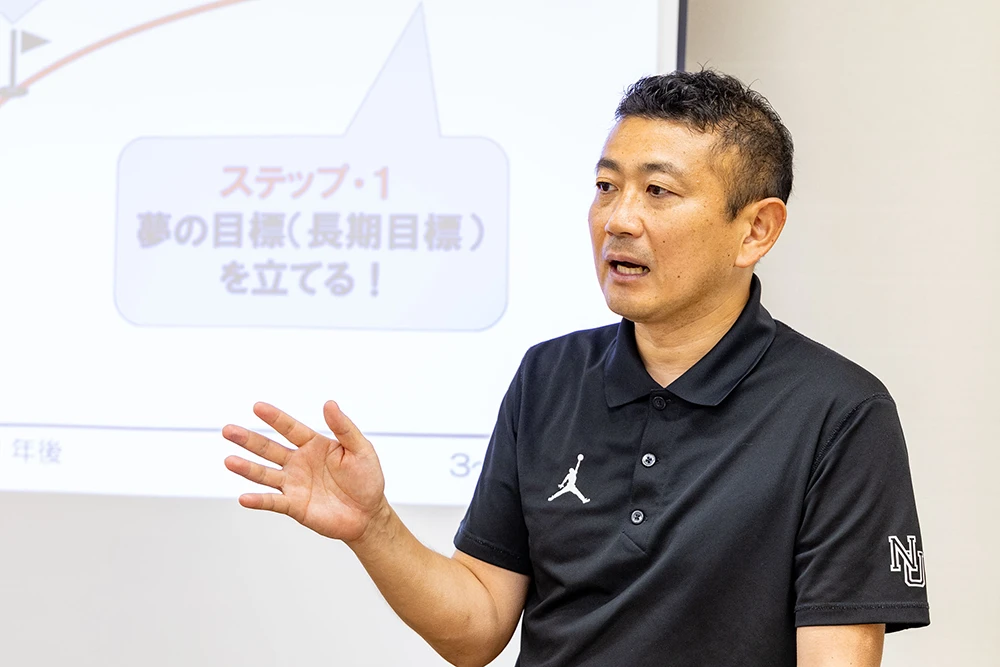 講師の方が参加者へ説明している写真