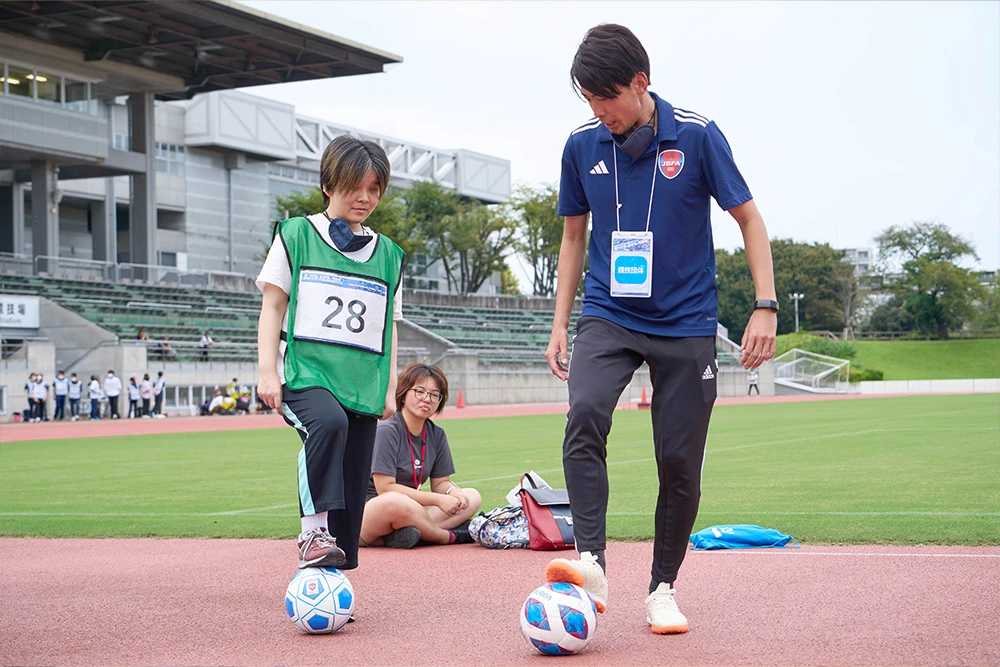 ブラインドサッカーに参加中の写真