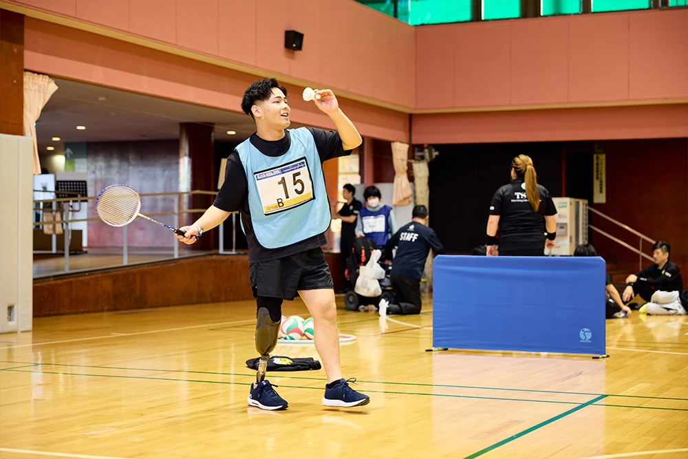 バドミントンに参加している写真