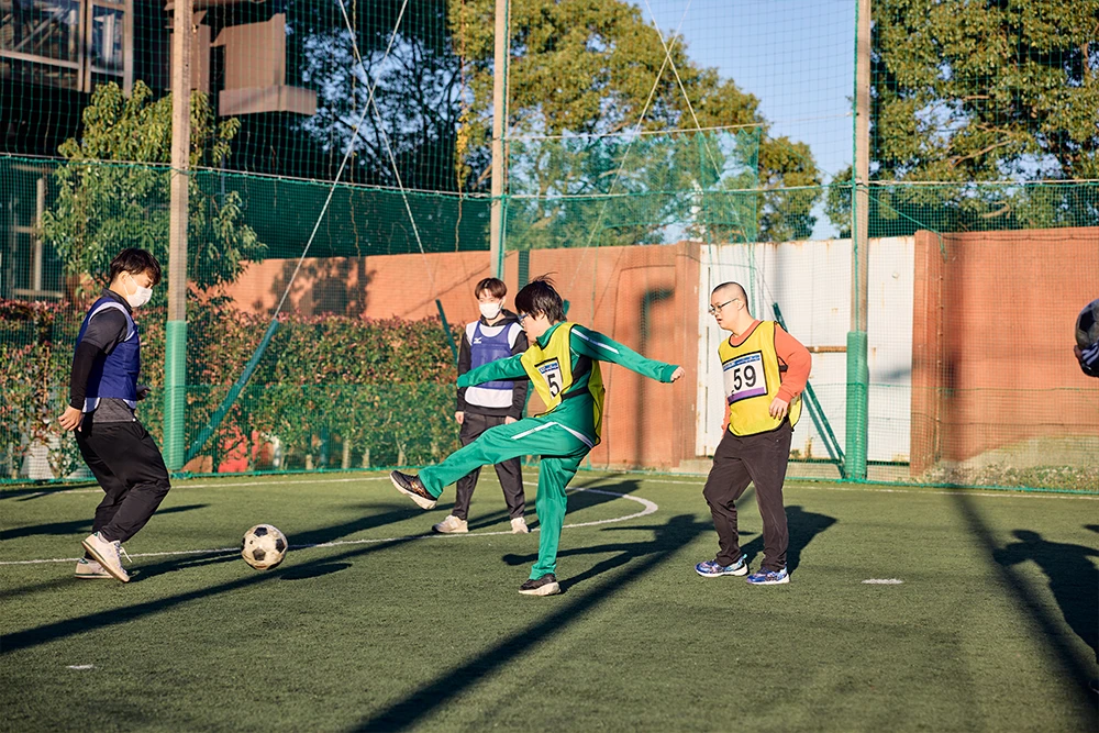 サッカーに参加している写真