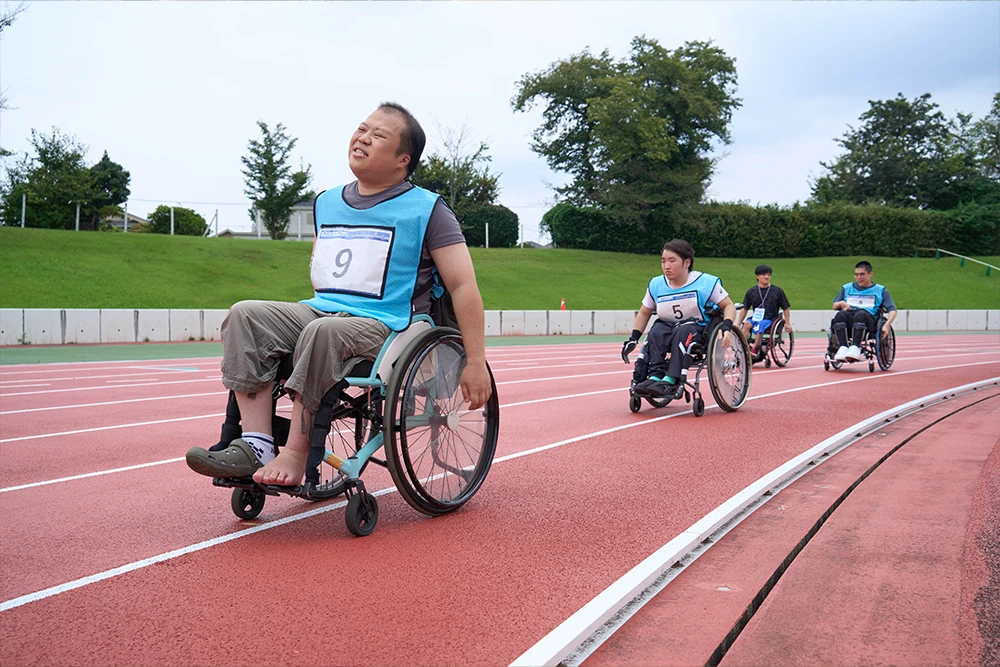 競技用車いすを使用し陸上競技参加中の写真