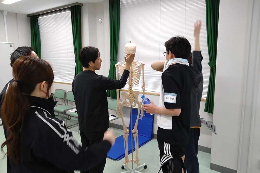 講師の方が人体模型を使用し、説明を行っている写真