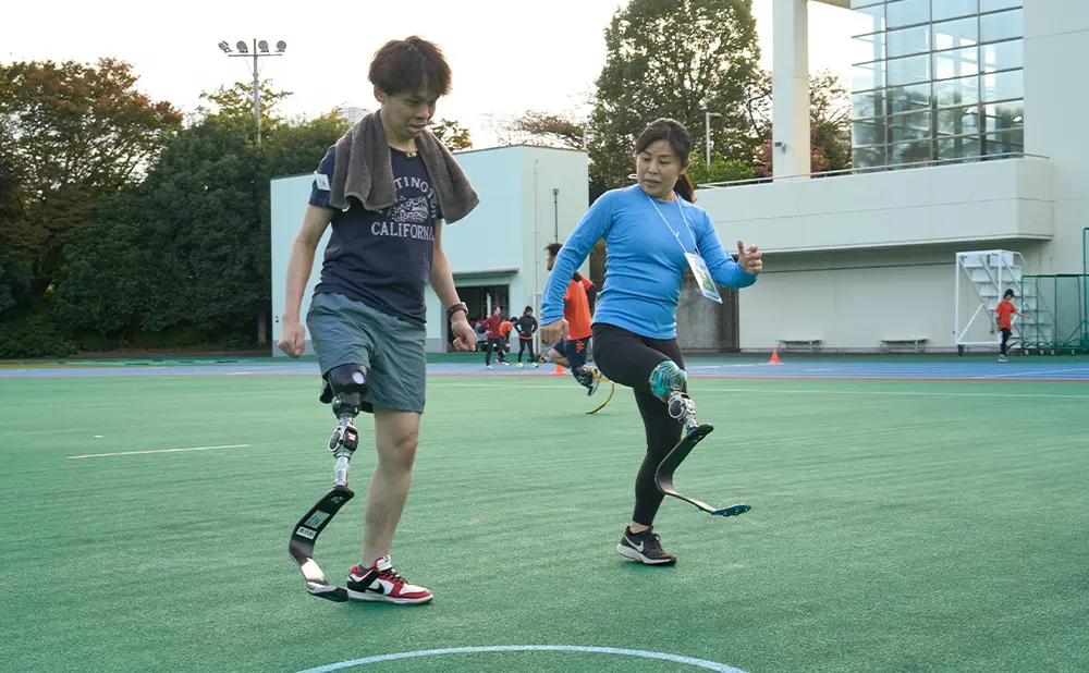 義足での立ち方、歩き方の個別指導中の写真