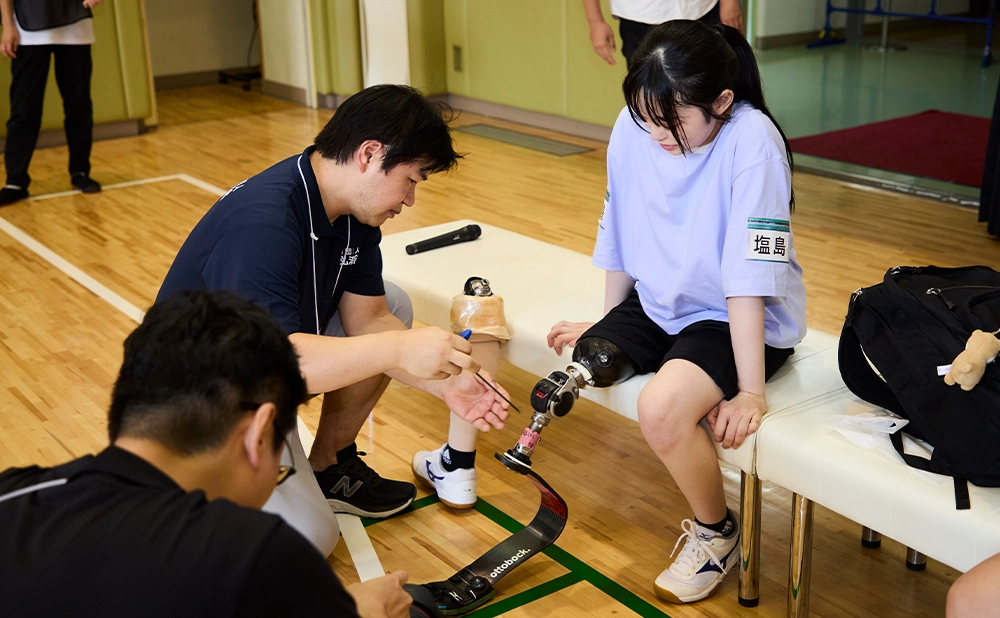 義肢装具士による義足調整中の写真