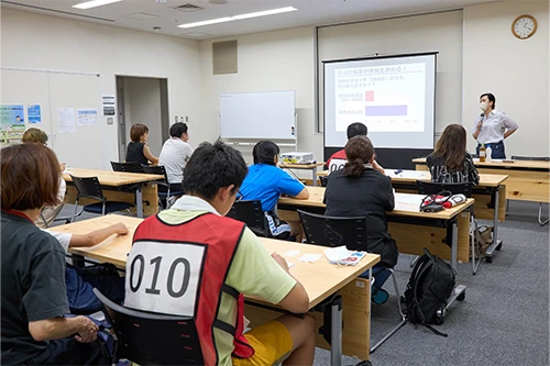 講習会の様子プロジェクターを見ている写真