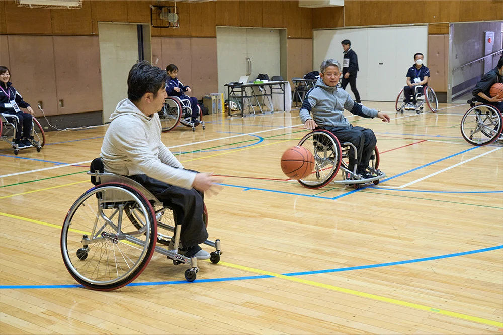 参加者がバスケットボール用車いす体験中の写真