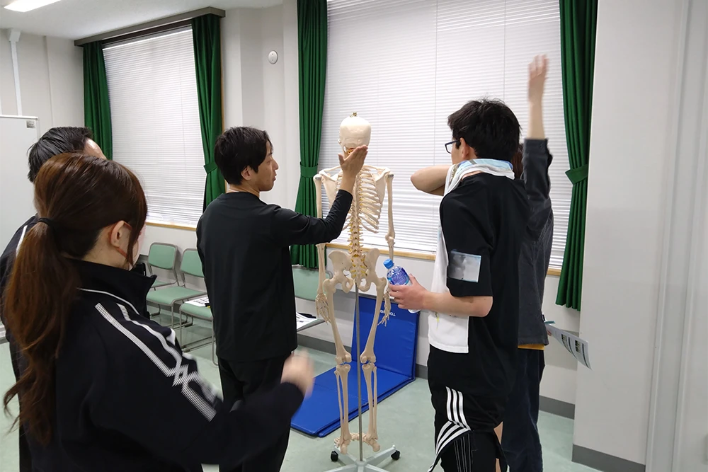 講師の方が人体模型を使用し、説明を行っている写真